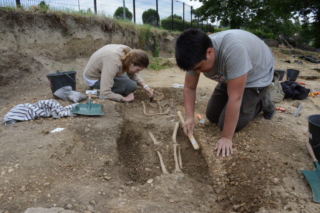 Des archéologues découvrent des squelettes de bébés avec des